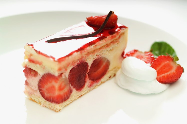 El pastel de fresa crea un postre ligero y refrescante.