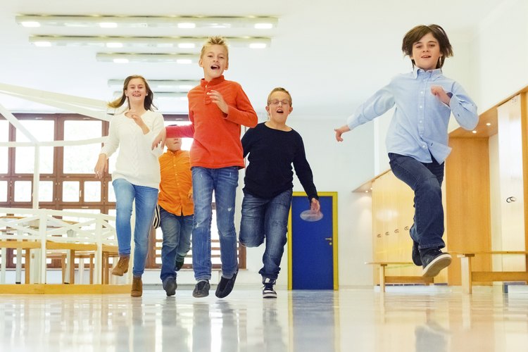 Las clases de la escuela dominical deben ser una parte importante de la educación religiosa del niño.