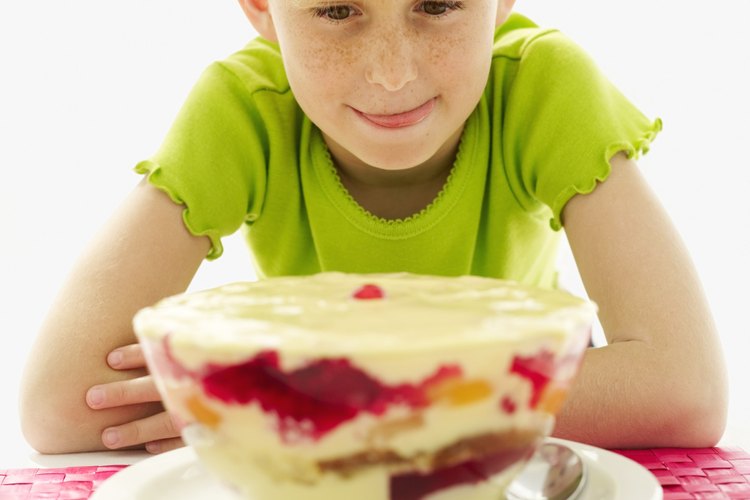 Camufla un pastel seco en una bagatela, postre helado o budín.