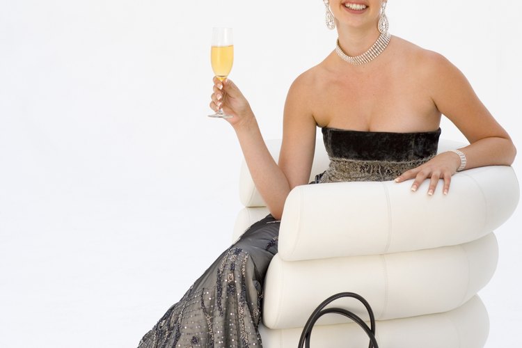 Disfruta de la fiesta sin preocuparte por tu vestido sin tirantes.