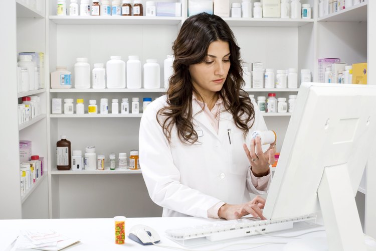 Farmacéutica trabajando en la computadora.