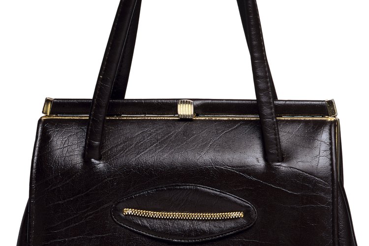 Evita usar productos químicos abrasivos para eliminar arañazos de un bolso de cuero negro.