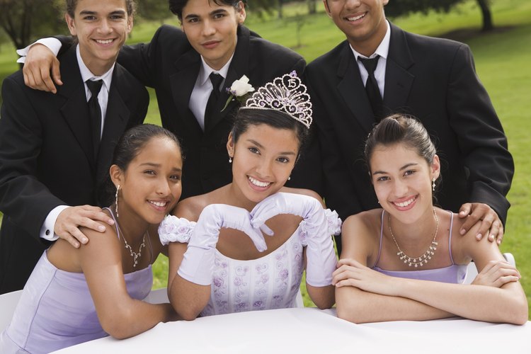 El cortejo de la quinceañera usualmente está compuesto por sus amigos más cercanos.