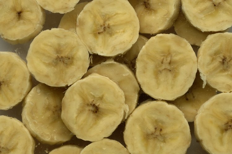 Las bananas en rodajas y el yogurt hacen un postre saludable parecido al pudín sin esfuerzos.