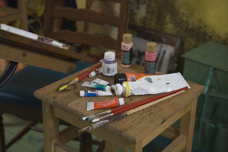 Puedes utilizar pintura comprada en una tienda artística sobre la que tienen tus paredes.