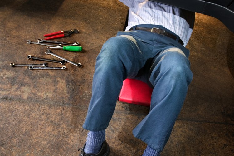 Asegúrate de que el vehículo esté asegurado en los soportes antes de arrastrarte por debajo de él.