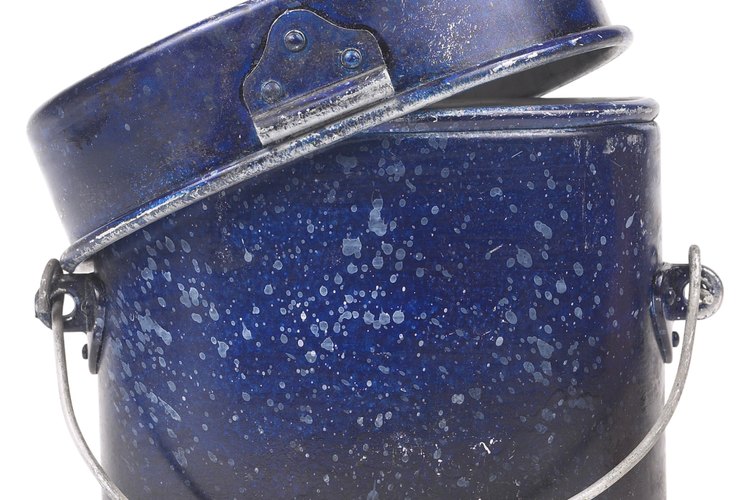 Repara la superficie de una olla esmaltada oxidada con un poco de pintura.