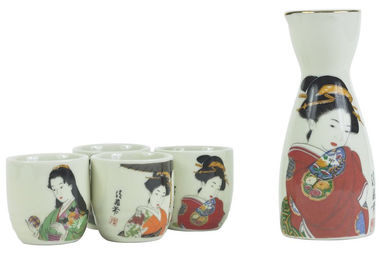 Juego moderno de té de cerámica Satsuma con bordes de oro.