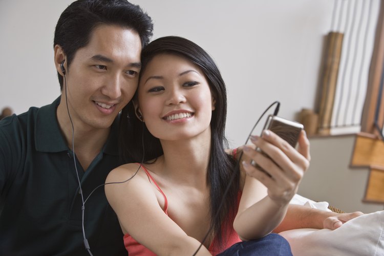 Una pareja escuchando una reproducción de MP3.