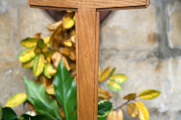 Puedes transformar una simple cruz de madera en una obra de arte.