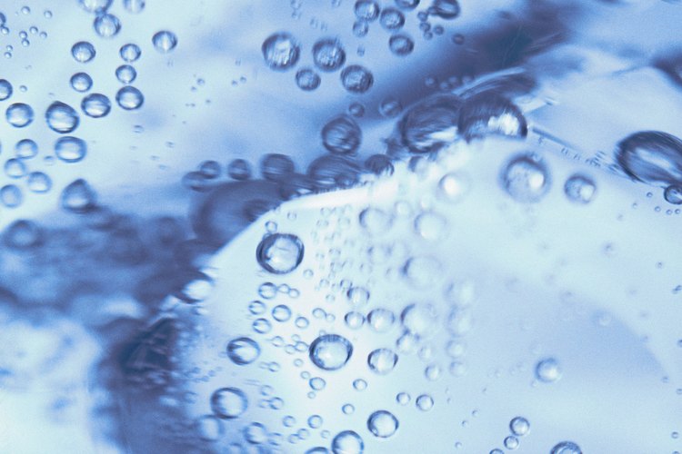 El agua gasificada puede ayudar a calmar un malestar estomacal.