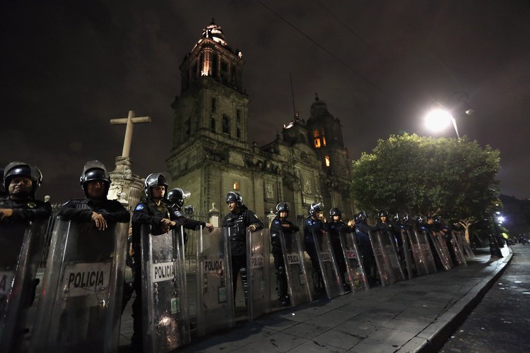 Los policías reciben comisiones que los mantienen lejos de casa.
