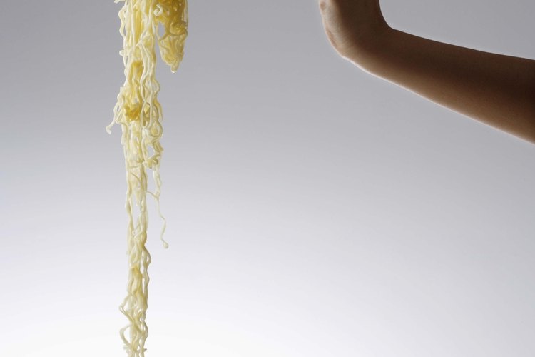 El método preferido para comer fideos es con palillos.