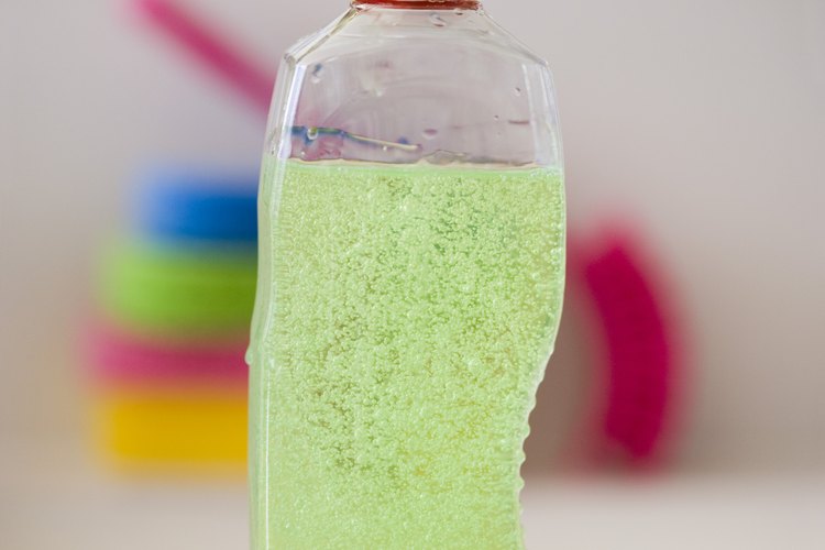 Puedes usar jabón para la loza con agua caliente para quitar los residuos de adhesivo.