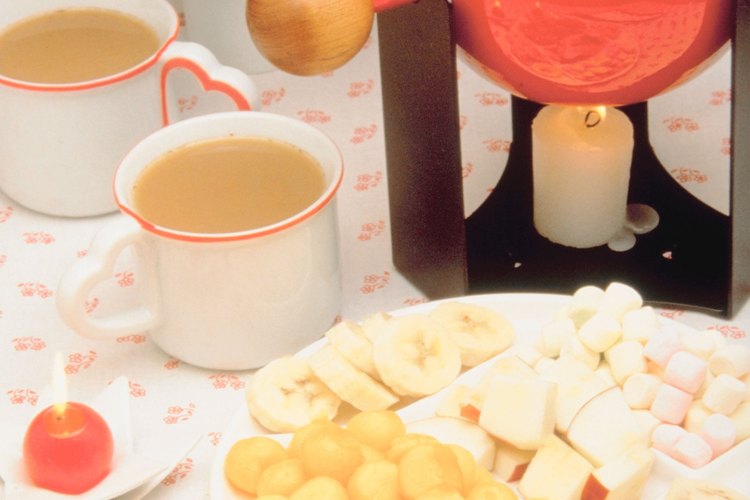 La fondue de chocolate se mantiene líquida sobre una vela de té.