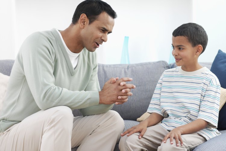 Normalmente, los padres dan buenos consejos y los niños pueden mostrar respeto al escuchar cuando ellos hablan.