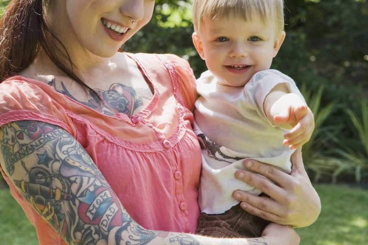 Dedicarle un tatuaje a tu hijo les recordará a los dos el amor que lo inspiró.