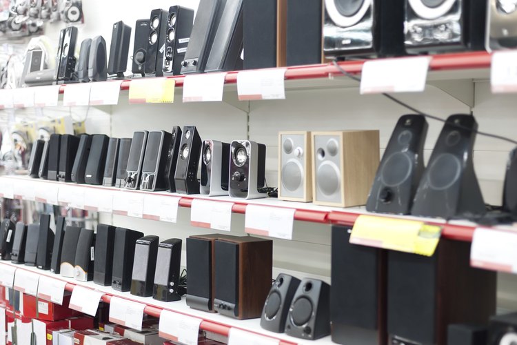 Altavoces en un estante.