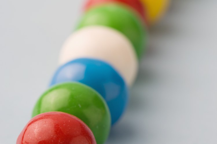 Usa bolas de chicle para hacer un juego divertido con niños de 9 años.
