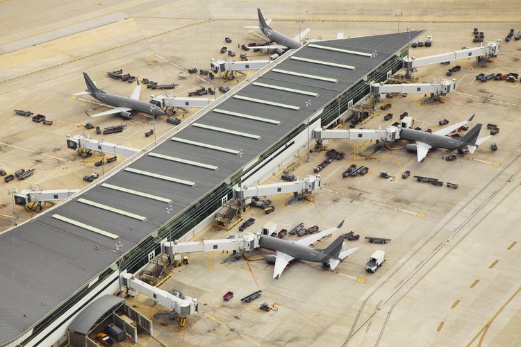 Los mecánicos, gasolineros y maleteros son trabajos realizados en la pista del aeropuerto.