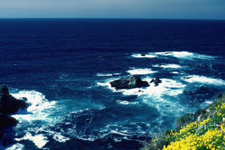 Las montañas Santa Lucia se elevan desde el océano en Big Sur, en la costa de California.