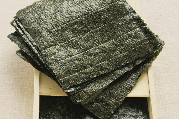 El alga nori tiene un sabor salado y una textura crujiente.