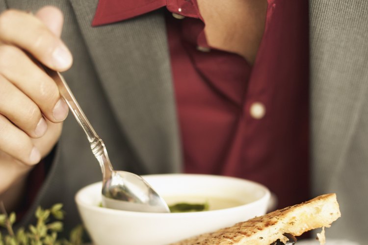 Para su uso culinario, corta las hojas de la planta y agrégalas picadas a las recetas que piden limón.