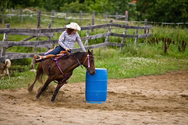 Cuanto más cerrado pueda seguir el caballo junto al barril, mejor.