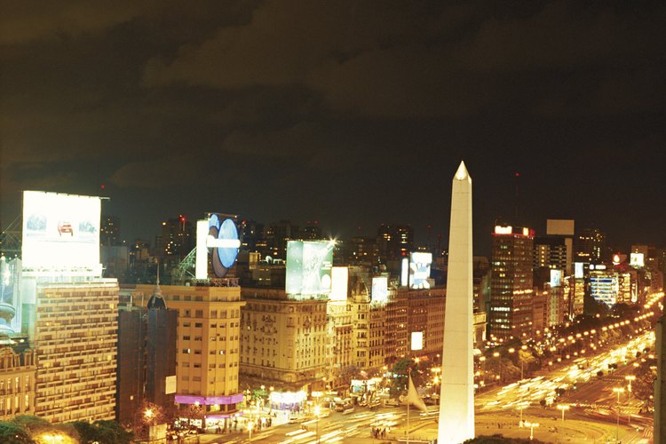 Desde el obelisco, en el centro de la ciudad se ven todos los teatros y sus marquesinas.