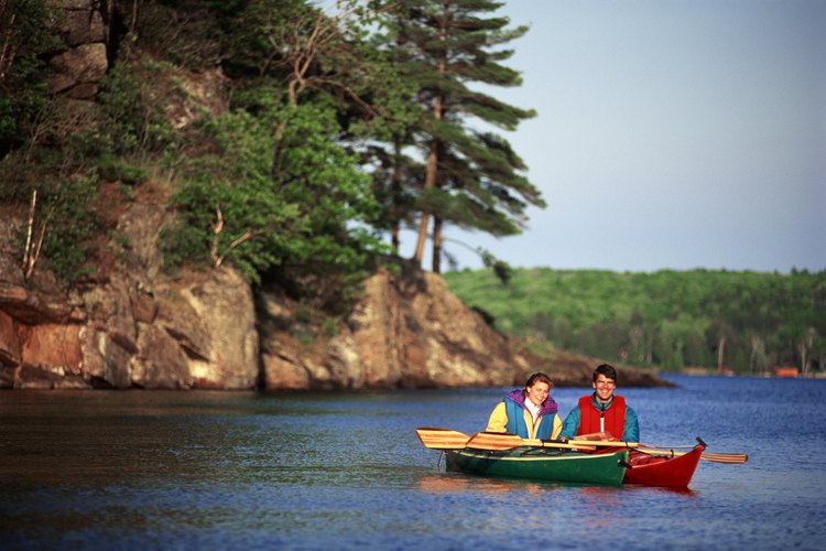 Una de las formas para experimentar la vasta región inhóspita de Ontario es navegar las aguas en canoa o kayak.