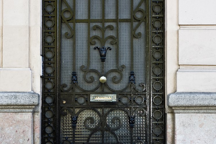 Las puertas de metal ornamentales agregan elegancia a la entrada.
