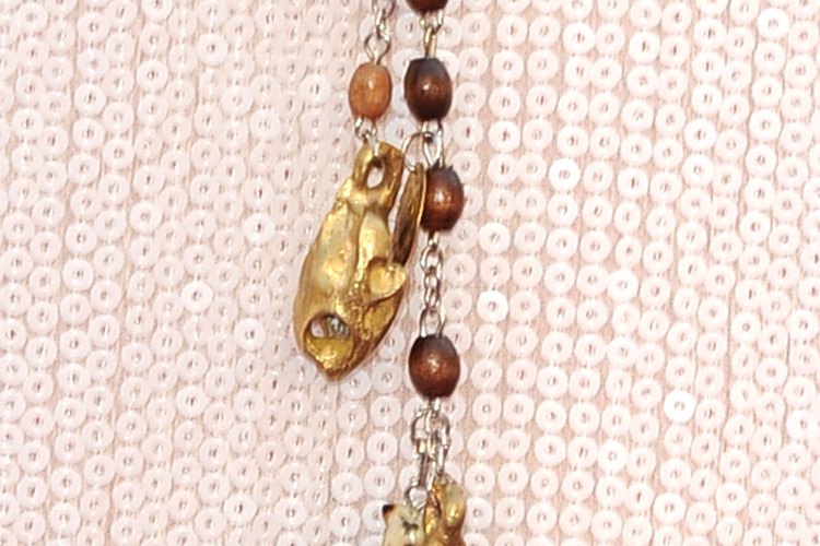 Detalle de un collar usado por la actriz Hayden Panetierre