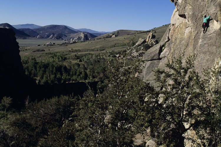 Existen muchas opciones de excursionismo y alpinismo en el parque Smith Rock State Park.