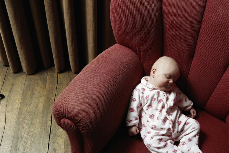 Una alternativa segura al uso de una manta en la cuna de tu hijo en una noche fría es vestirlo con más ropa.
