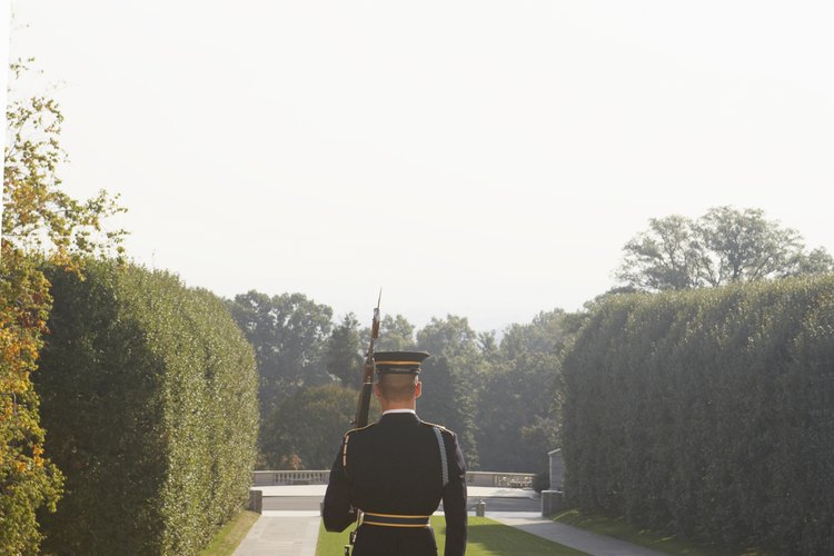 Los guardias permanecen en la tumba 24 horas diarias.