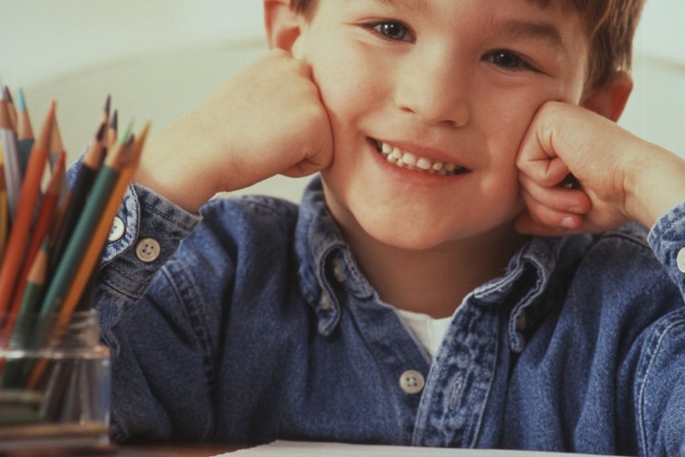 Demuestra cómo sostener un lápiz correctamente, dale el lápiz a tu hijo y pídele que haga lo mismo.