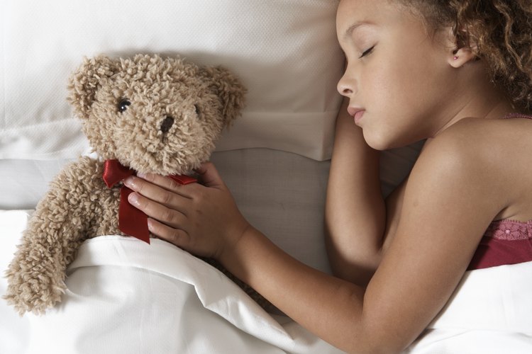 Tu pequeña niña enferma puede requerir más tiempo de juego durante su período de recuperación para aliviar el aburrimiento.