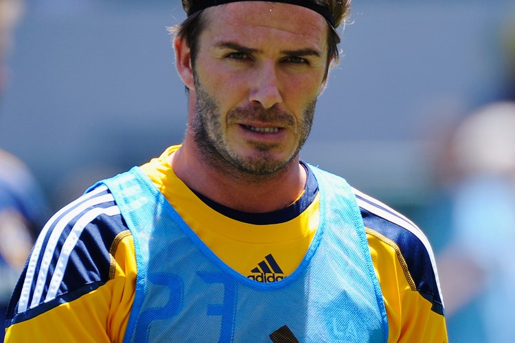 David Beckham ha lucido distintos peinados desde el estilo afeitado al uso de una banda para la cabeza (como se ve aquí).