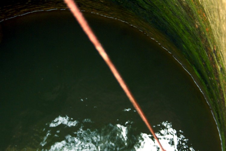 Las bacterias pueden entrar a un pozo a través del agua de escorrentía superficial o de daños en los pozos.