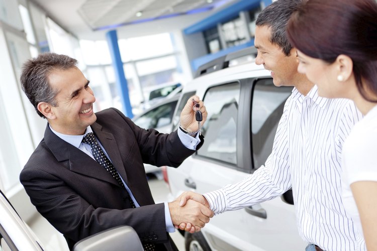 Un vendedor de automóviles nuevos podría ganar un monto fijo por cada venta.