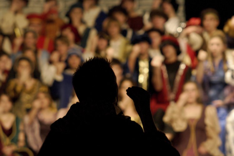 Las clases de teatro pueden ayudar a los estudiantes a desarrollar confianza.
