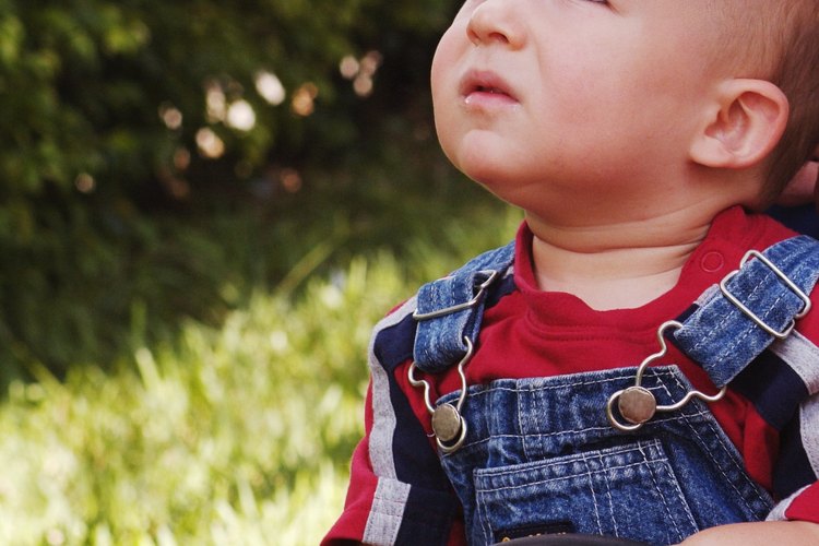 Los infantes con un desarrollo normal por lo general tienen algunas semanas a algunos meses en los que es perfectamente normal llegar a un hito particular.