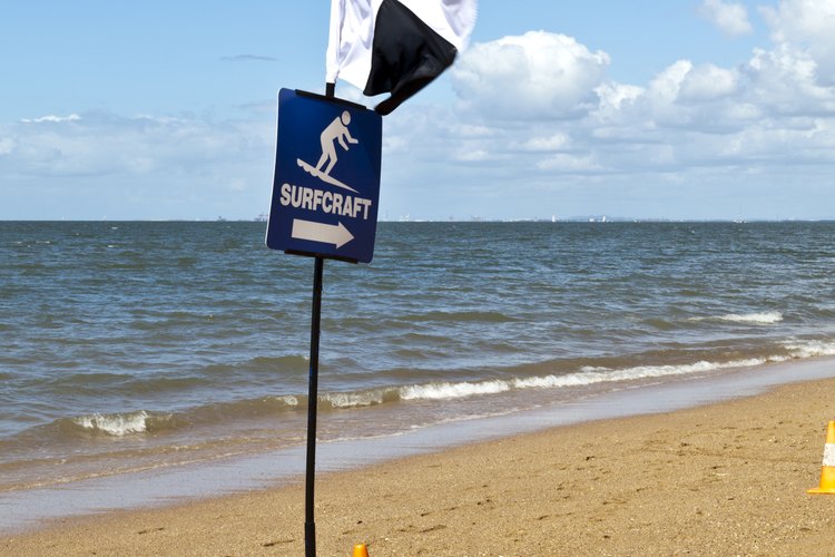 Una bandera de advertencia blanca y negra para los surfistas.