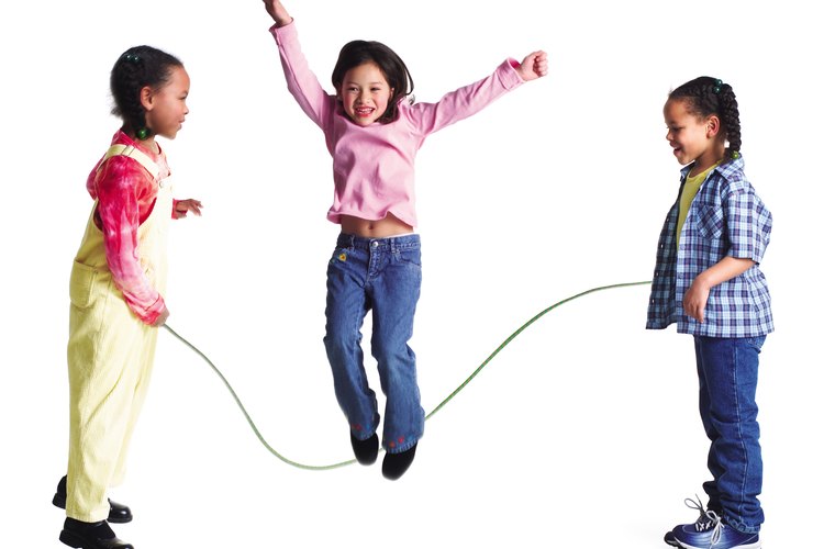 Los niños necesitan practicar para desarrollar habilidades motrices tanto finas como gruesas.