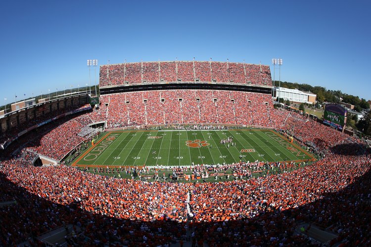 El Clemson Memorial Stadium queda cerca de la costa del lago Hartwell.