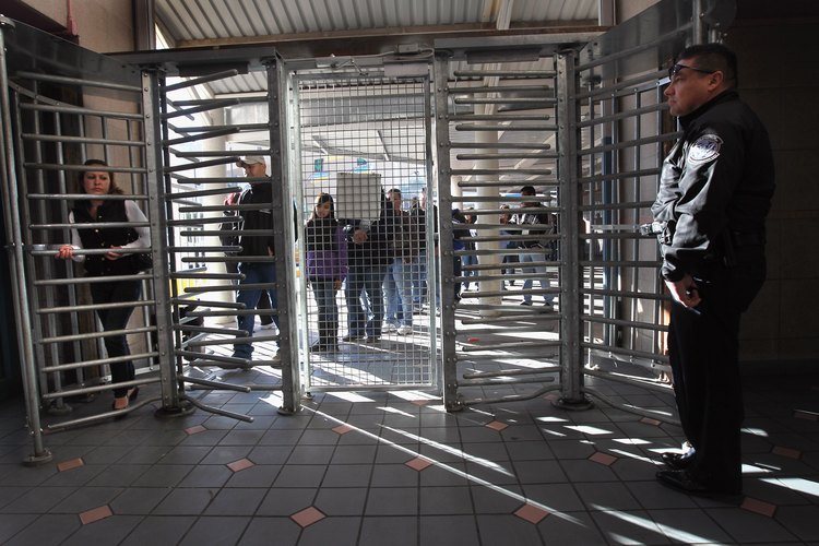 Incluso los extranjeros en peligro a menudo no son elegibles para la inmigración o la condición de refugiado.