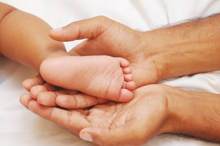 Contar con los últimos juguetes, CDs o productos de bebé no hará que tu bebé sea más inteligente, dice la American Academy of Pediatrics.