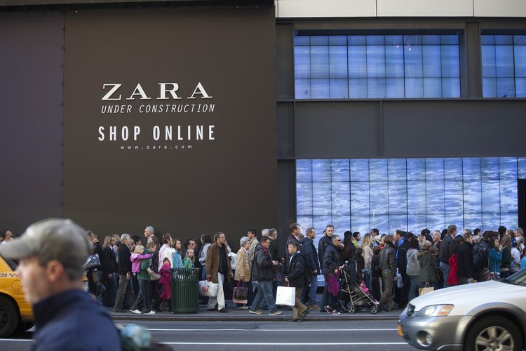Consumidores esperando a ser atendidos durante el Black Friday norteamericano.