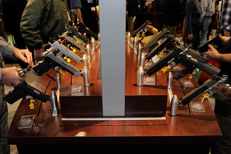 Pistolas Sig Sauer en exhibición.