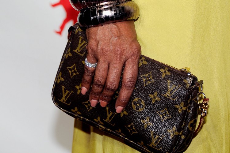 Los auténticos productos Louis Vuitton tienen el monograma LV de la firma y muestran los colores originales.